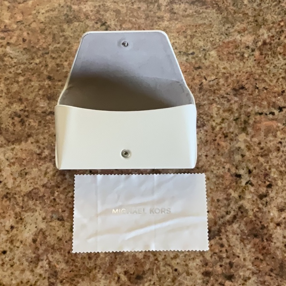Michael Kors hard sunglasses case with cloth - Picture 3 of 3